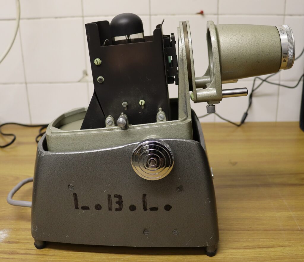 Slide projector