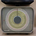 Large postal scales with segmented measurement display