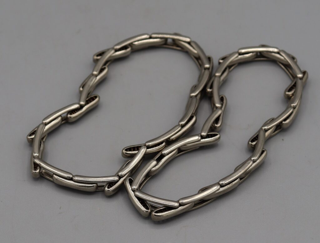Pair of armbands, silver metal, expanding links