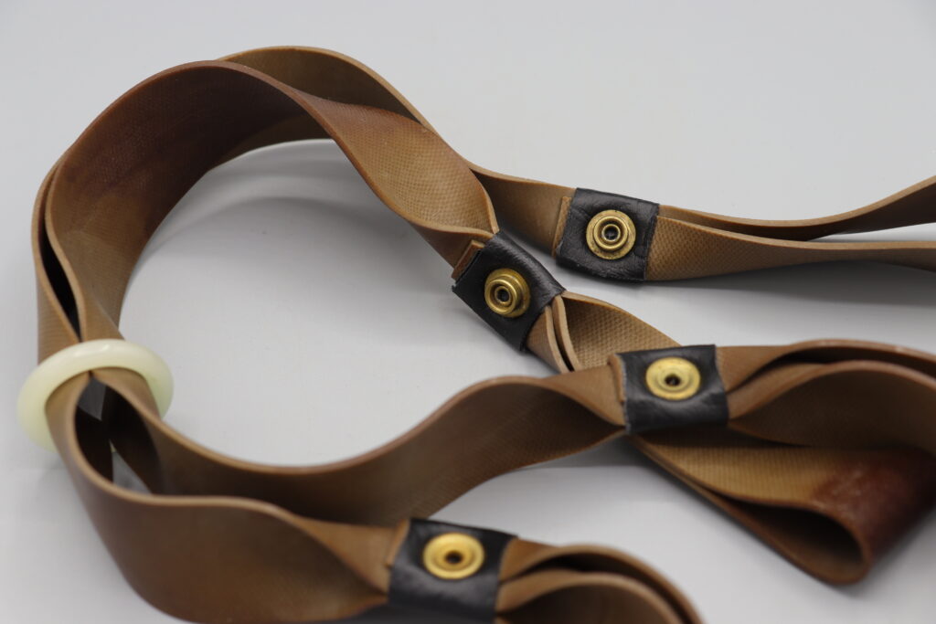 Exercise aid consisting of two rubber straps joined at the centre