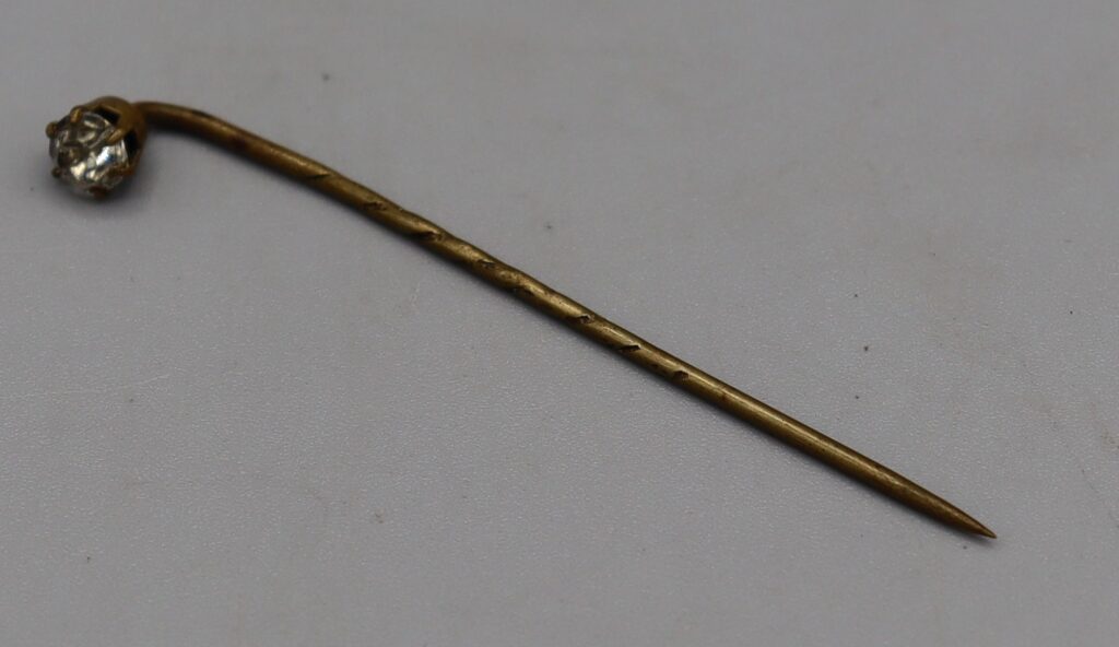 Metal tie pin with small diamante head