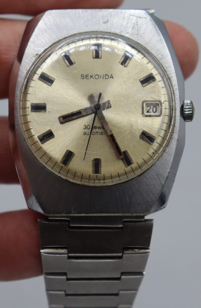 Man;s wristwatch, stainless steel case