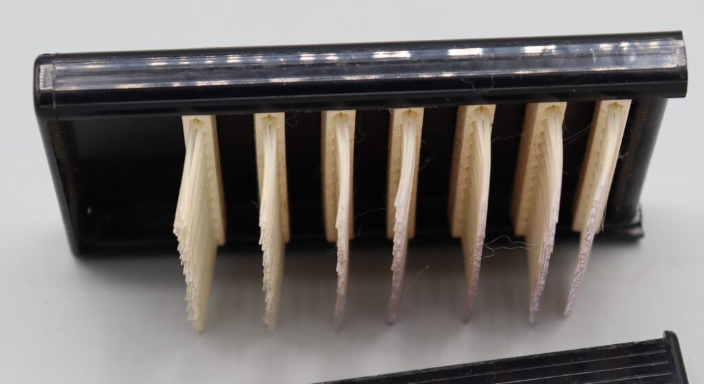 Fold-up hairbrush, side view of bristles