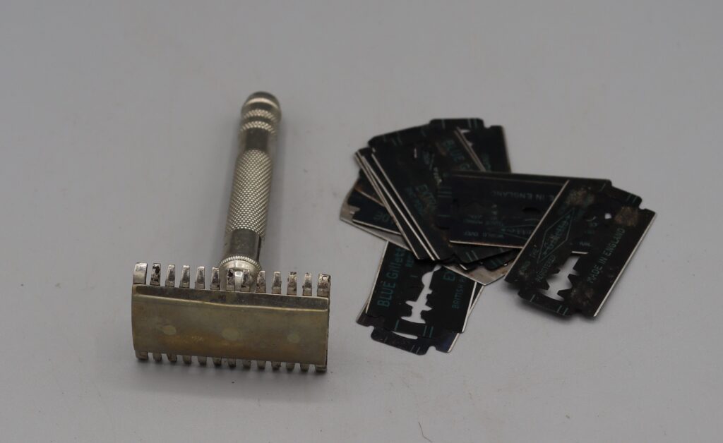 Everready razor, handle upwards & 4 blades