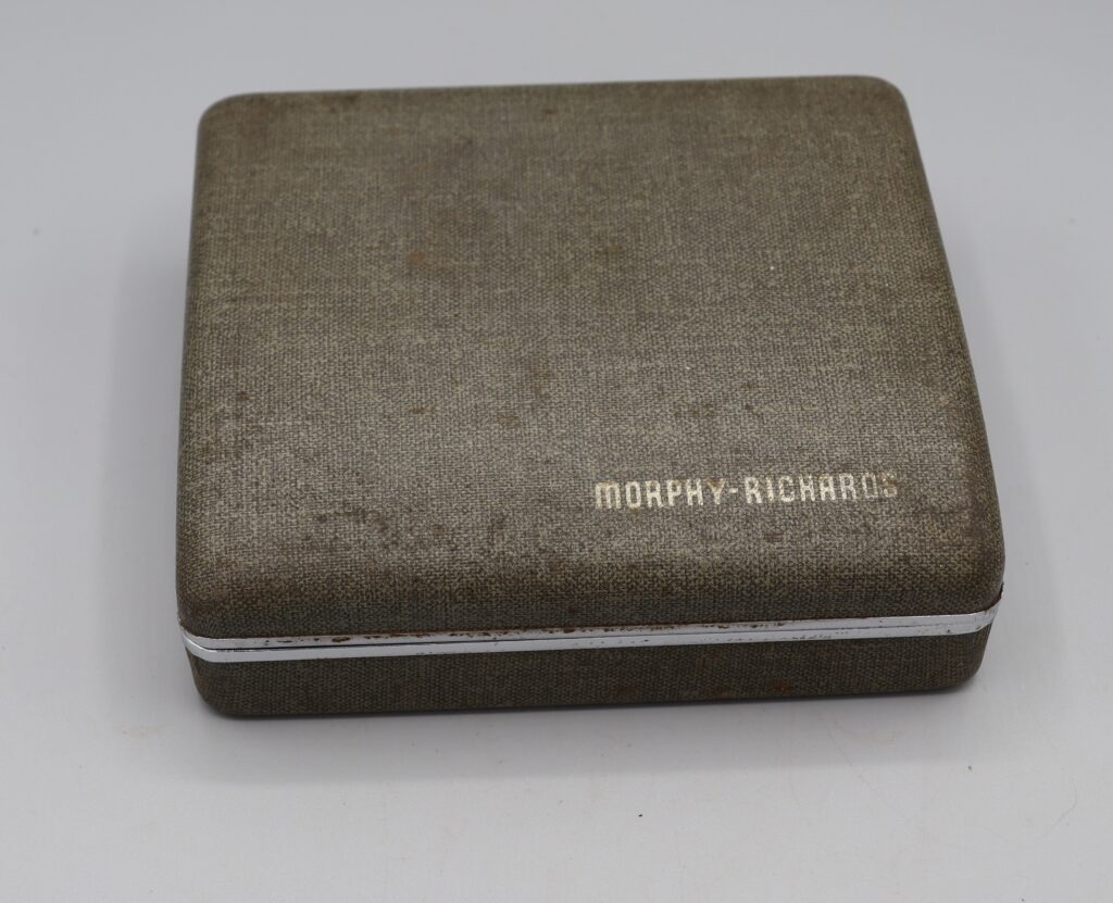 Closed mMorhy Richardselectric razor carry case