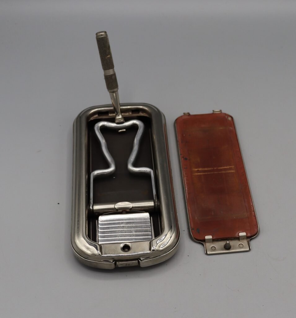 Rolls razor in box handle folded