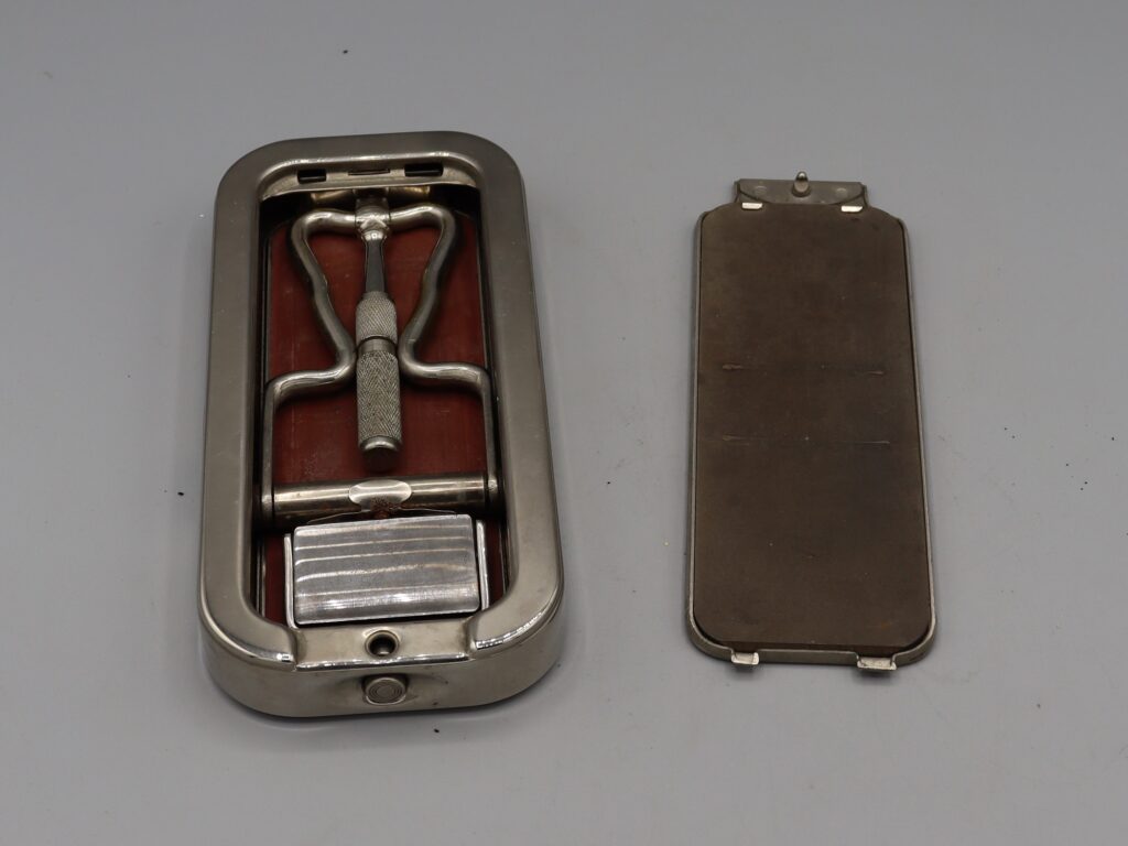 Rolls razor in case with strop