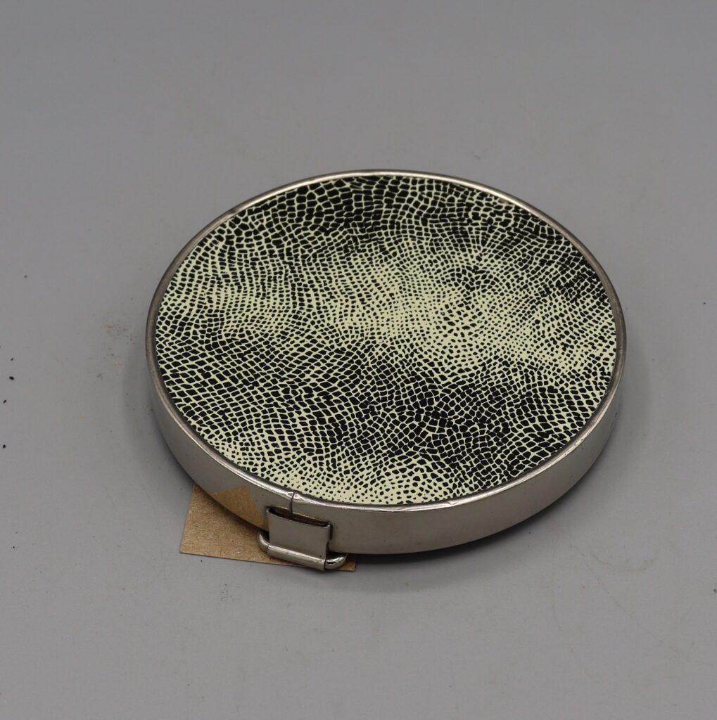 Travelling shaving mirror closed