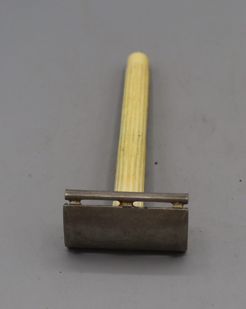 Metal plastic safety razor