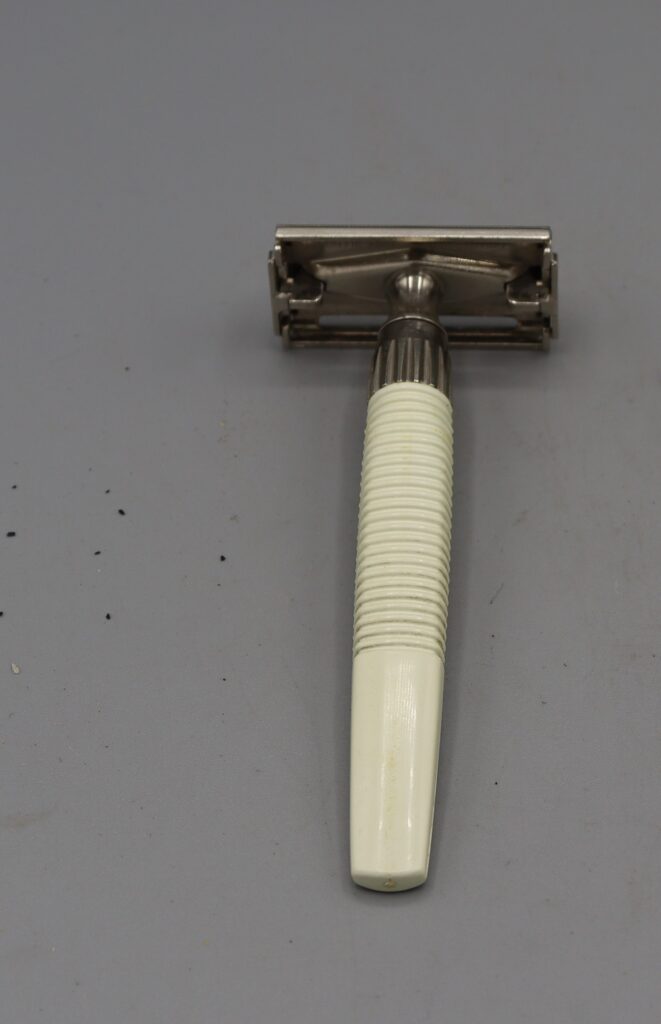 Slimtwist razor handle down