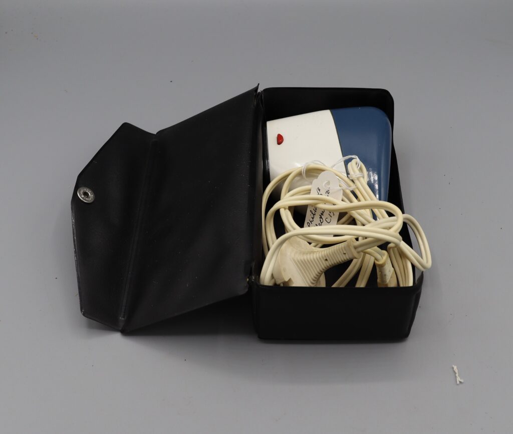 Phillips electric razor &mains lead in open carry case