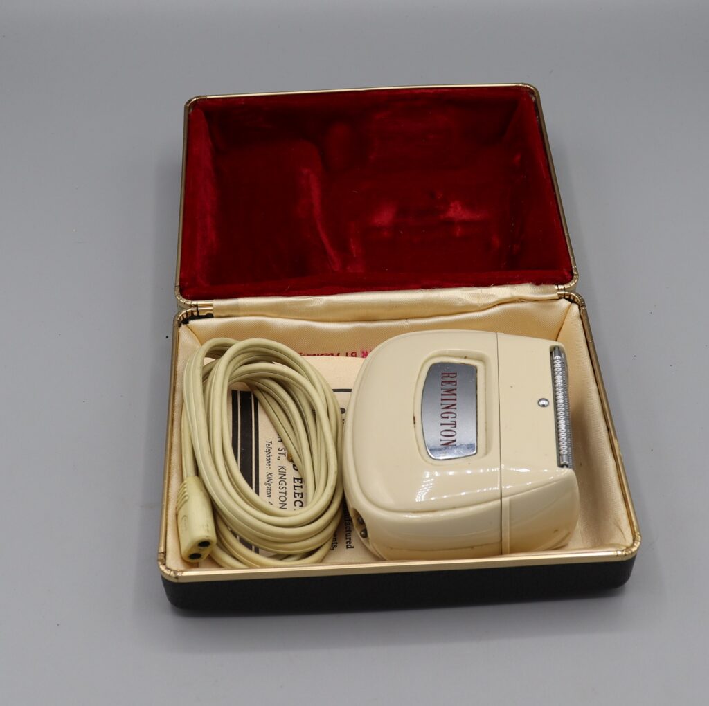 Remington 60 mains electric razor with flex in open case