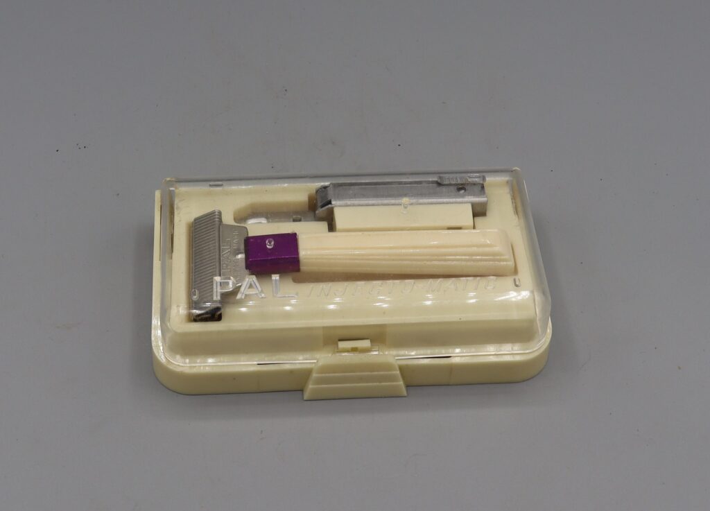 PAL Injectomatic razor in open case
