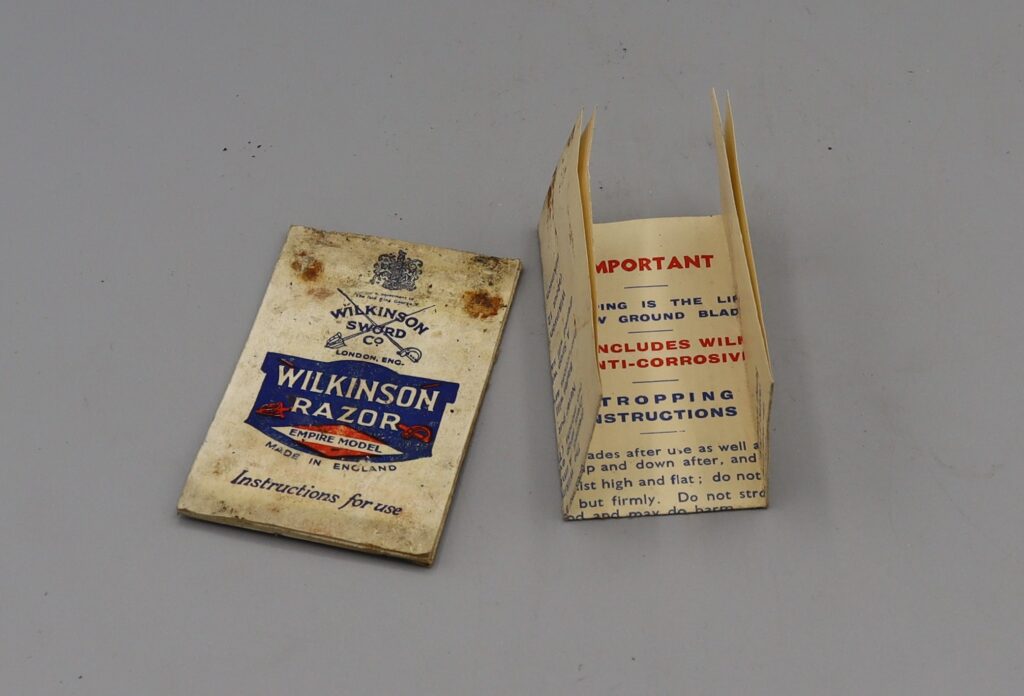 Instructions for self stropping razor