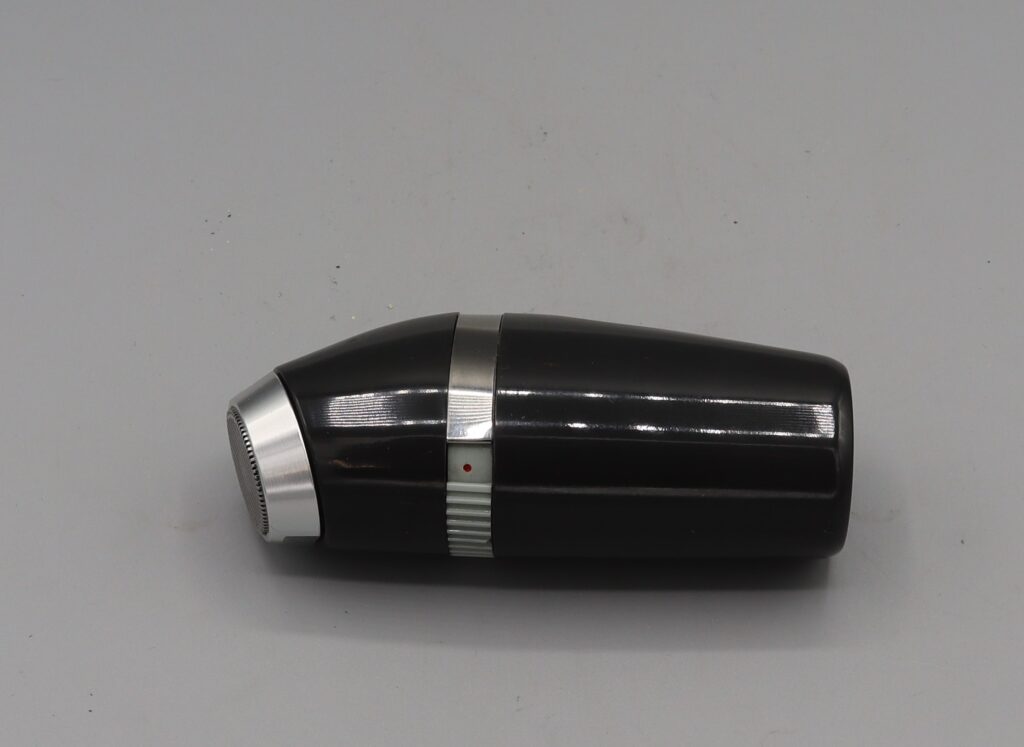 Milward courier battery razor side view