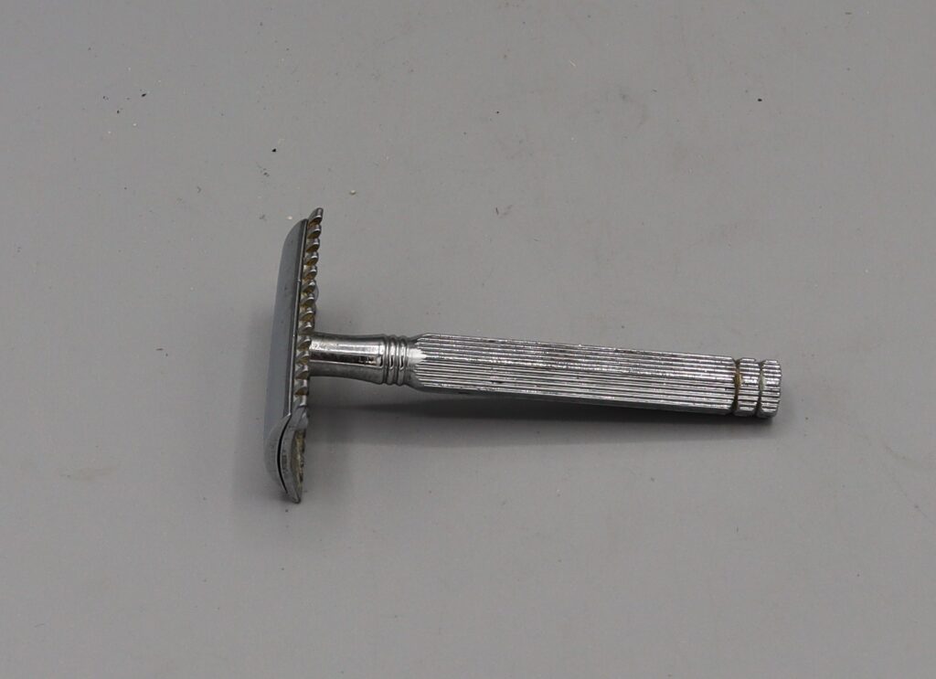 Fatip Piccolo open comb razor side view