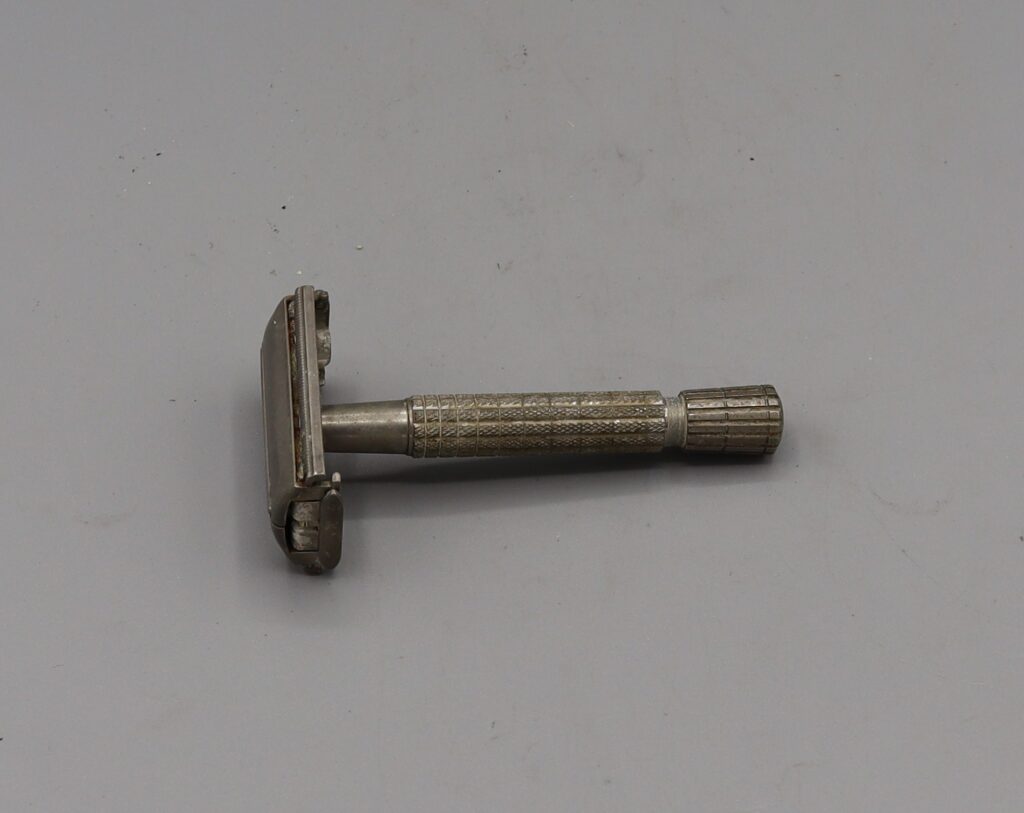 Double edge safety razor