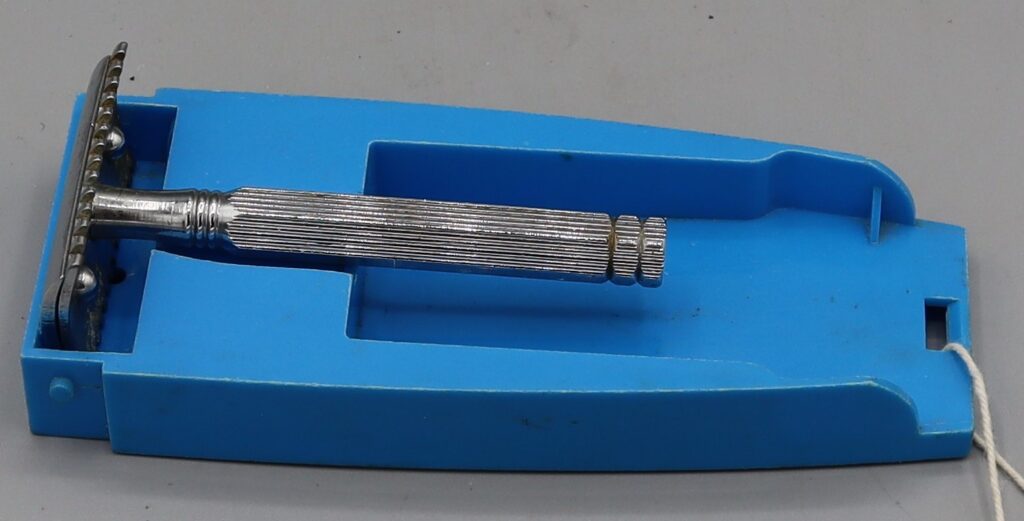 Double edge safety razor in box