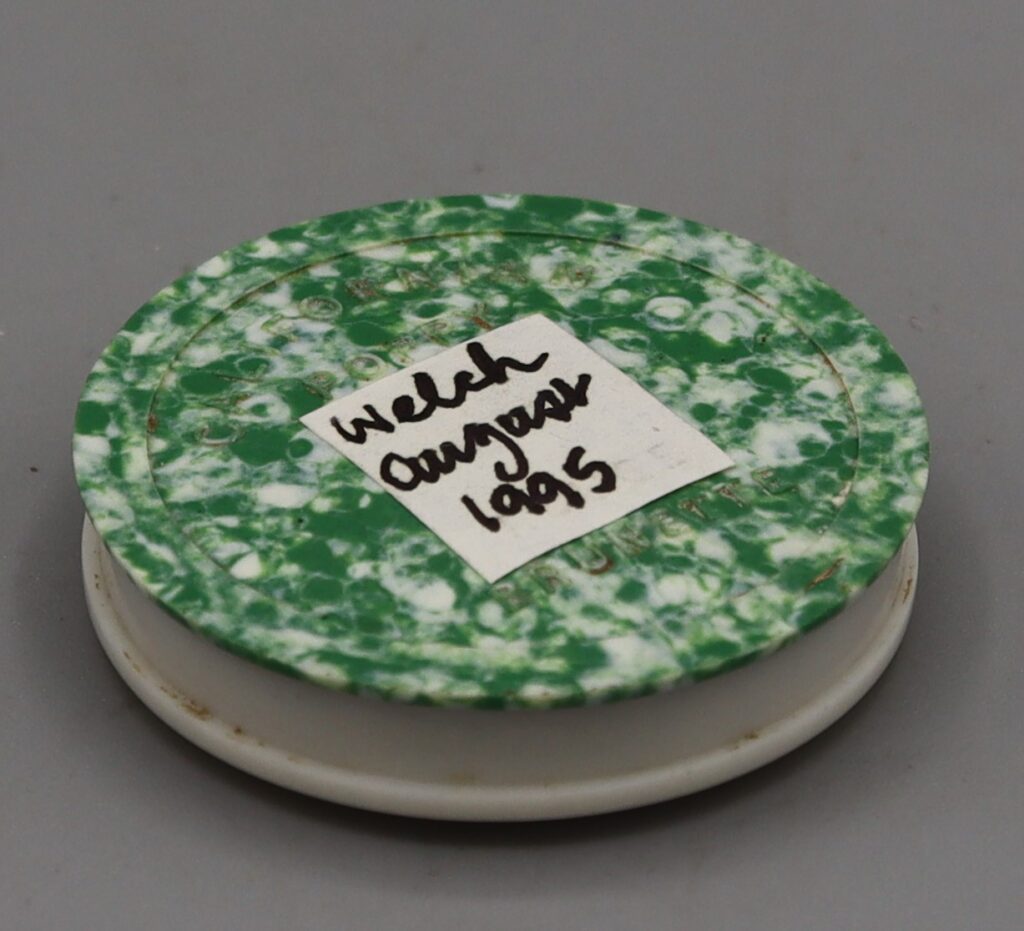 rouge powder compact